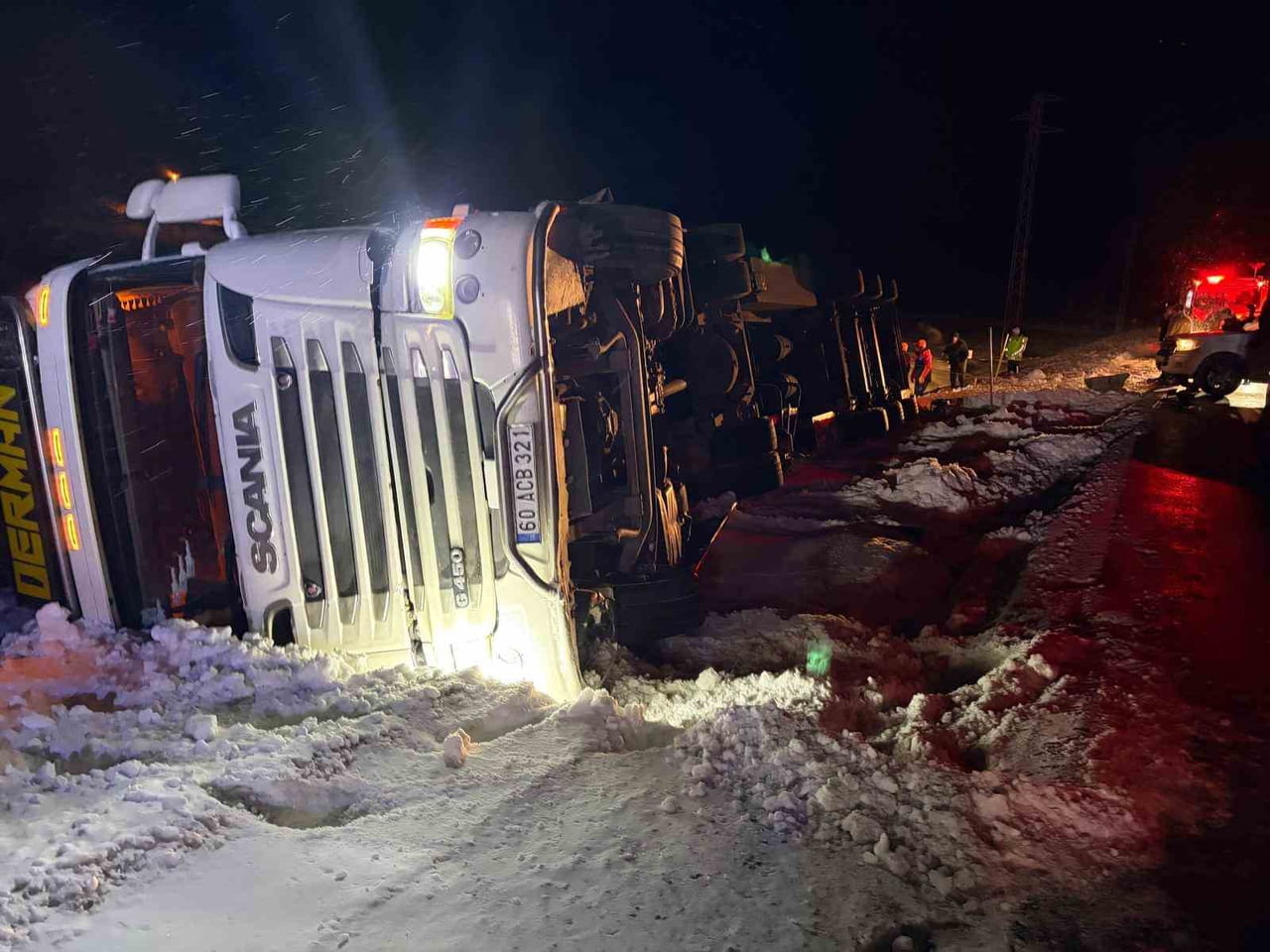 REFAHİYE’DE HAYVAN YÜKLÜ TIR KAZASI: 45 BÜYÜKBAŞ KURTARILDI