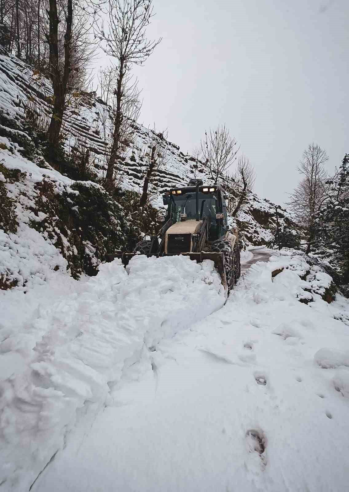 RİZE’DE ETKİLİ OLAN KAR YAĞIŞI NEDENİYLE 17 KÖY YOLUNDA ULAŞIMDA AKSAMALAR MEYDANA GELDİ