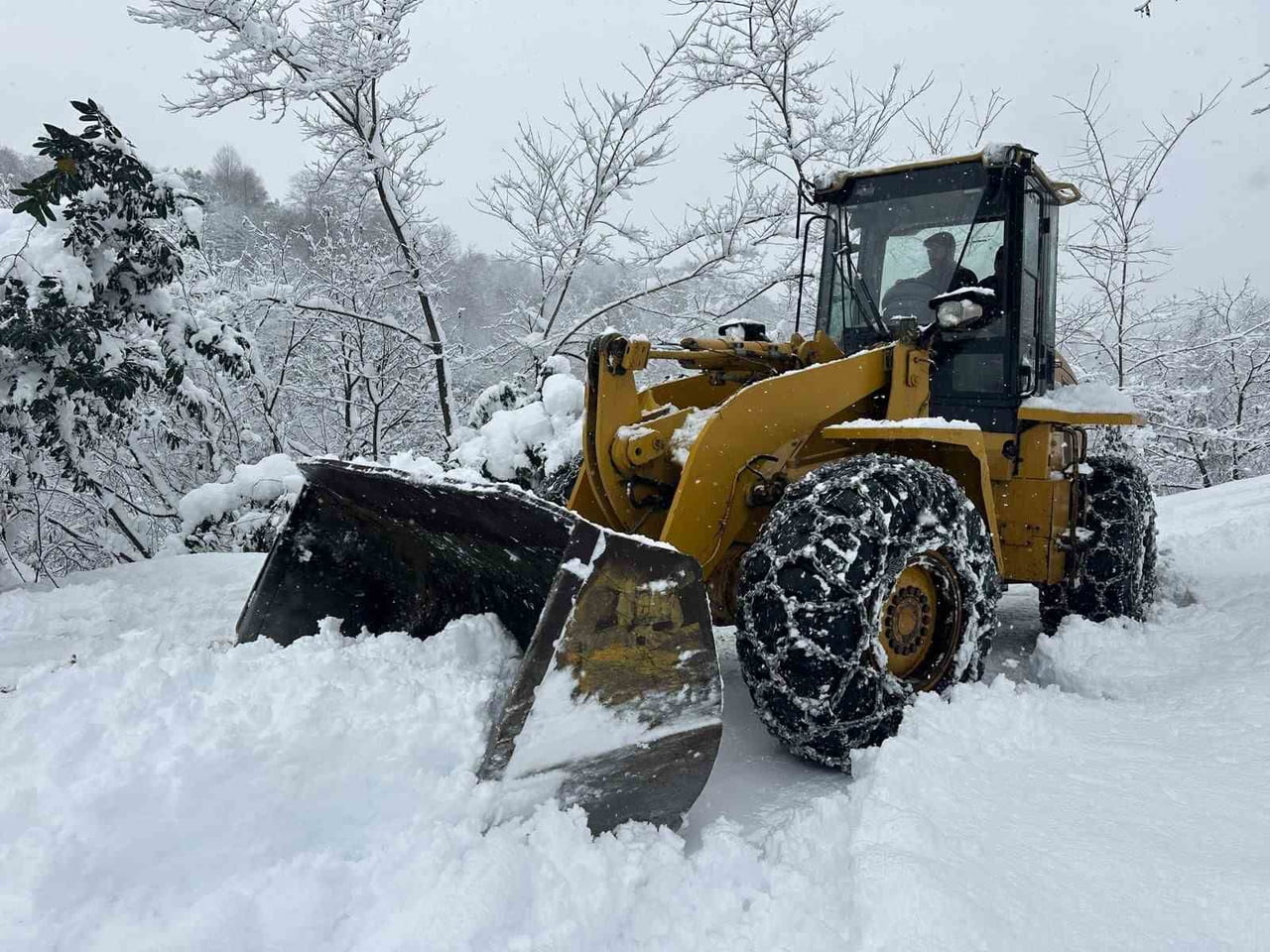 RİZE’DE KAR YAĞIŞI NEDENİYLE 63 KÖY YOLU ULAŞIMA KAPANIRKEN RİZE İL ÖZEL İDARESİ TARAFINDAN 124...