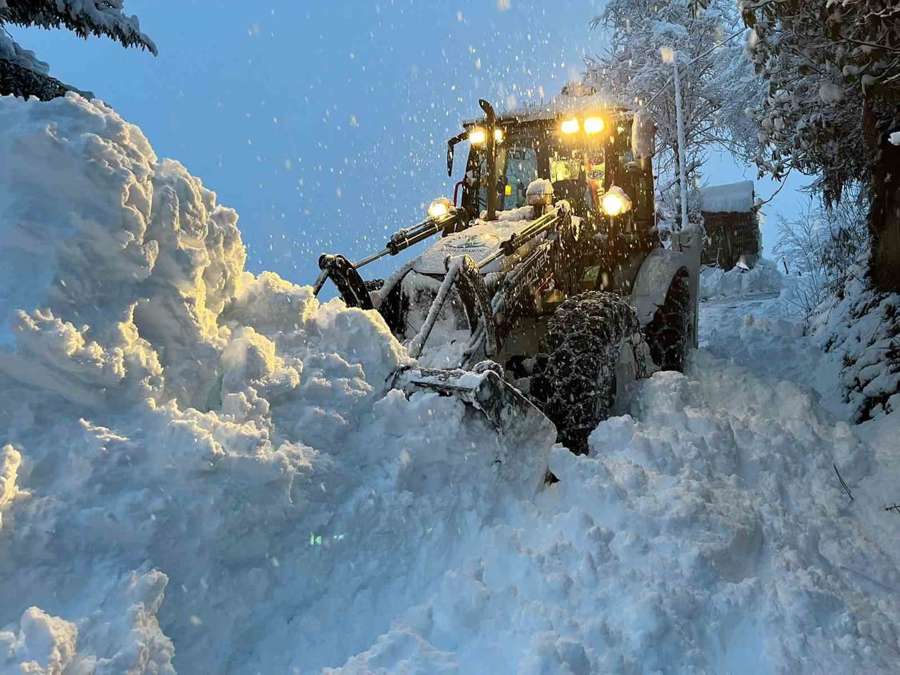 RİZE’DE KAR YAĞIŞI NEDENİYLE 63 KÖY YOLU ULAŞIMA KAPANIRKEN RİZE İL ÖZEL İDARESİ TARAFINDAN 124...