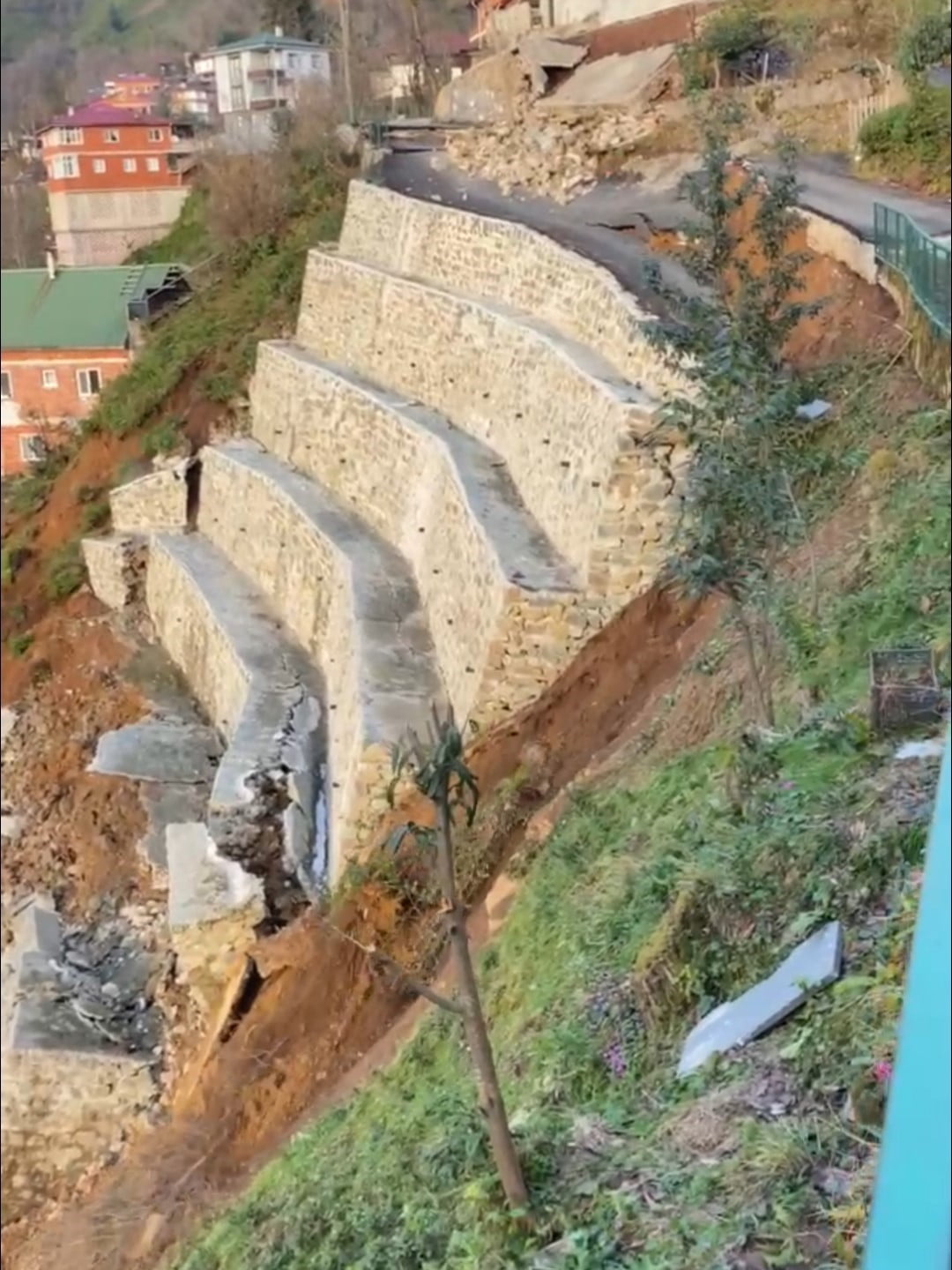 RİZE’NİN ARDEŞEN İLÇESİNE BAĞLI BAYIRCIK KÖYÜ’NDE İSTİNAT DUVARININ ÇÖKMESİ SONUCU 2 EV TEDBİR...