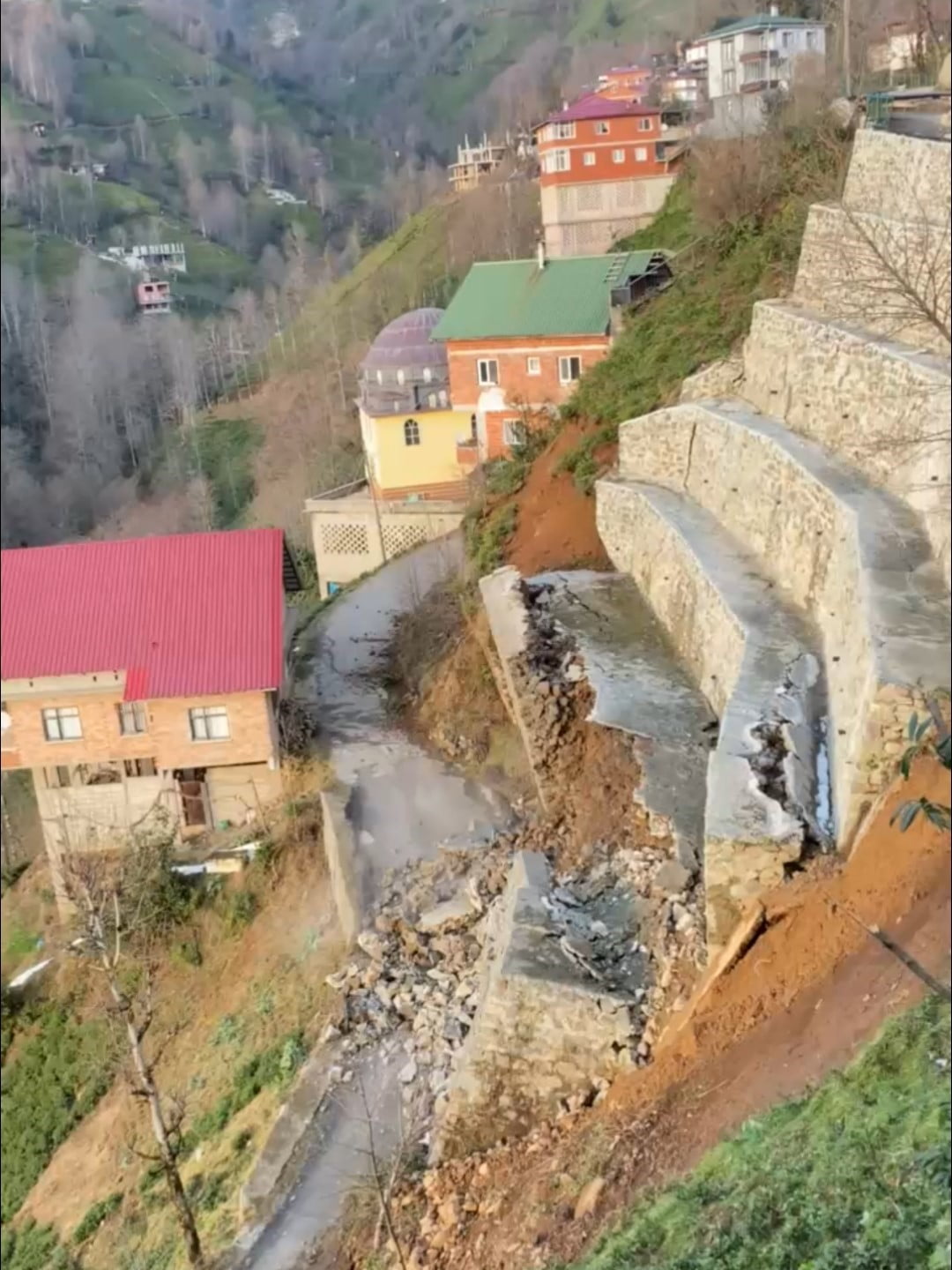 RİZE’NİN ARDEŞEN İLÇESİNE BAĞLI BAYIRCIK KÖYÜ’NDE İSTİNAT DUVARININ ÇÖKMESİ SONUCU 2 EV TEDBİR...