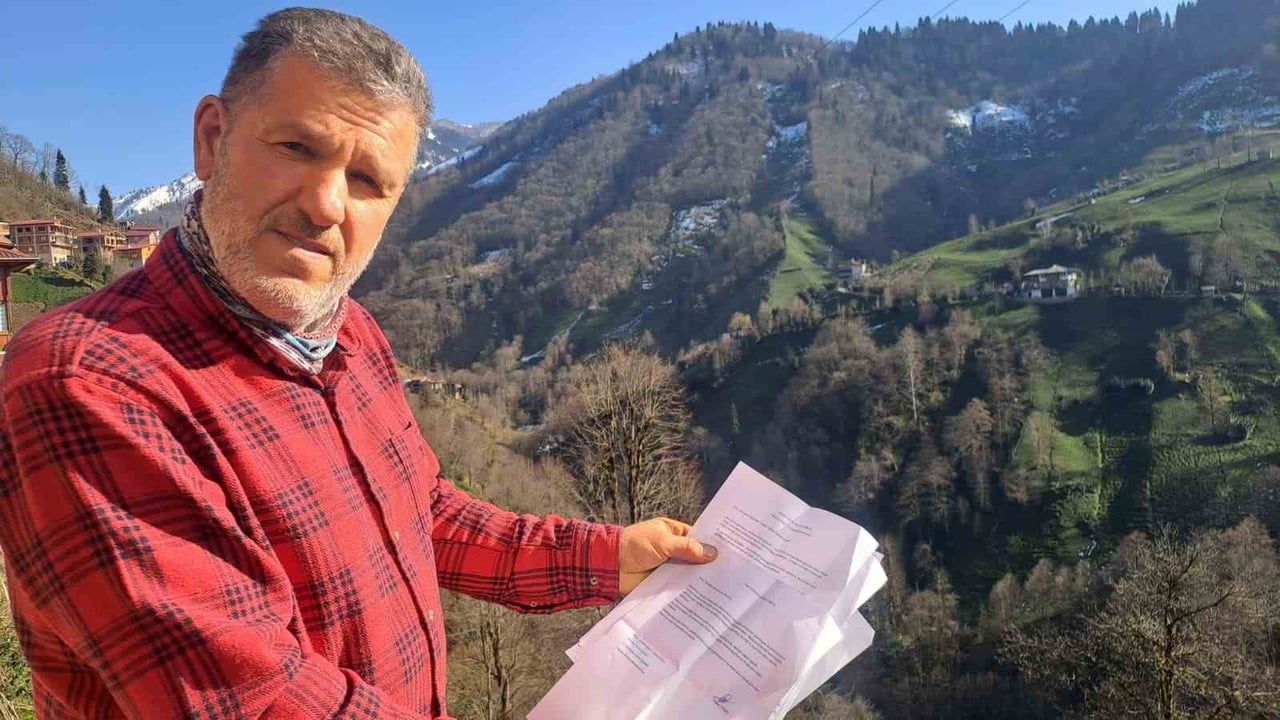 RİZE’NİN ÇAMLIHEMŞİN İLÇESİNDE EMEKLİ ŞAHIS HASAN TEKSOY KENDİSİNİ BANKA GÖREVLİSİ OLARAK TANITAN...