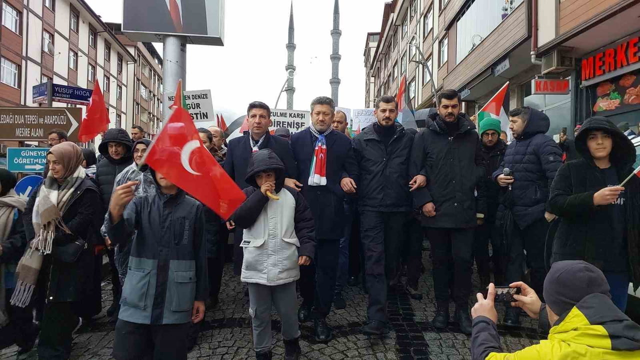 RİZE’NİN GÜNEYSU İLÇESİNDE GALATA KÖPRÜSÜ’NDE GERÇEKLEŞEN "SİNMİYORUZ, SUSMUYORUZ FİLİSTİN'İ...