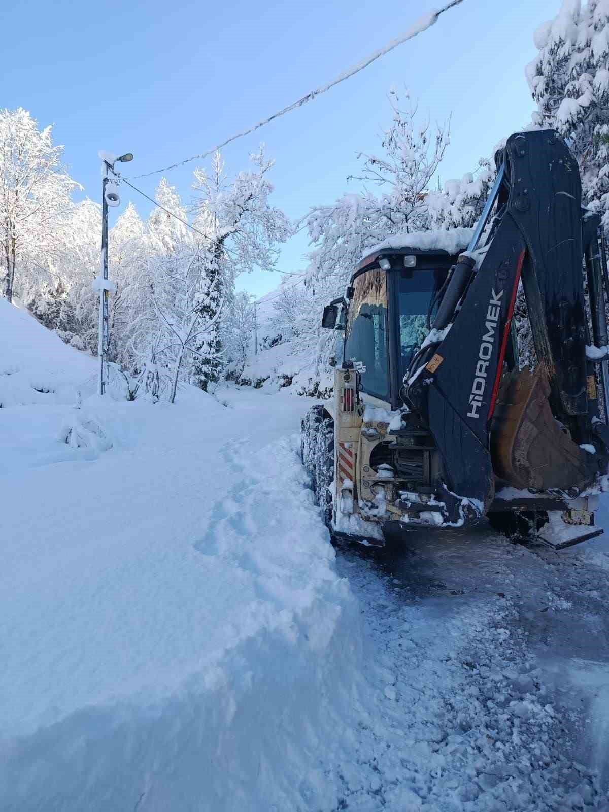 RİZE’NİN İKİZDERE İLÇESİNDE ETKİLİ OLAN YOĞUN KAR YAĞIŞI, HAYATI OLUMSUZ ETKİLEDİ. İLÇEYE BAĞLI 16...