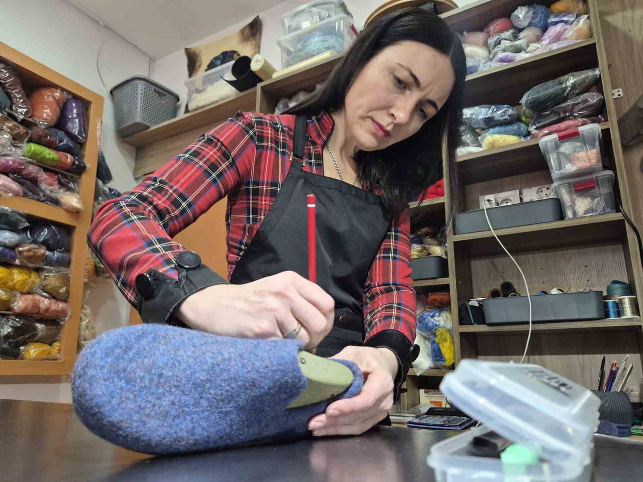 RUSYA'DA ÖĞRENDİĞİ KEÇE USTALIĞINI ESKİŞEHİR'DE AYAKKABI VE TERLİK GİBİ ÜRÜNLERİ ÜRETEREK...