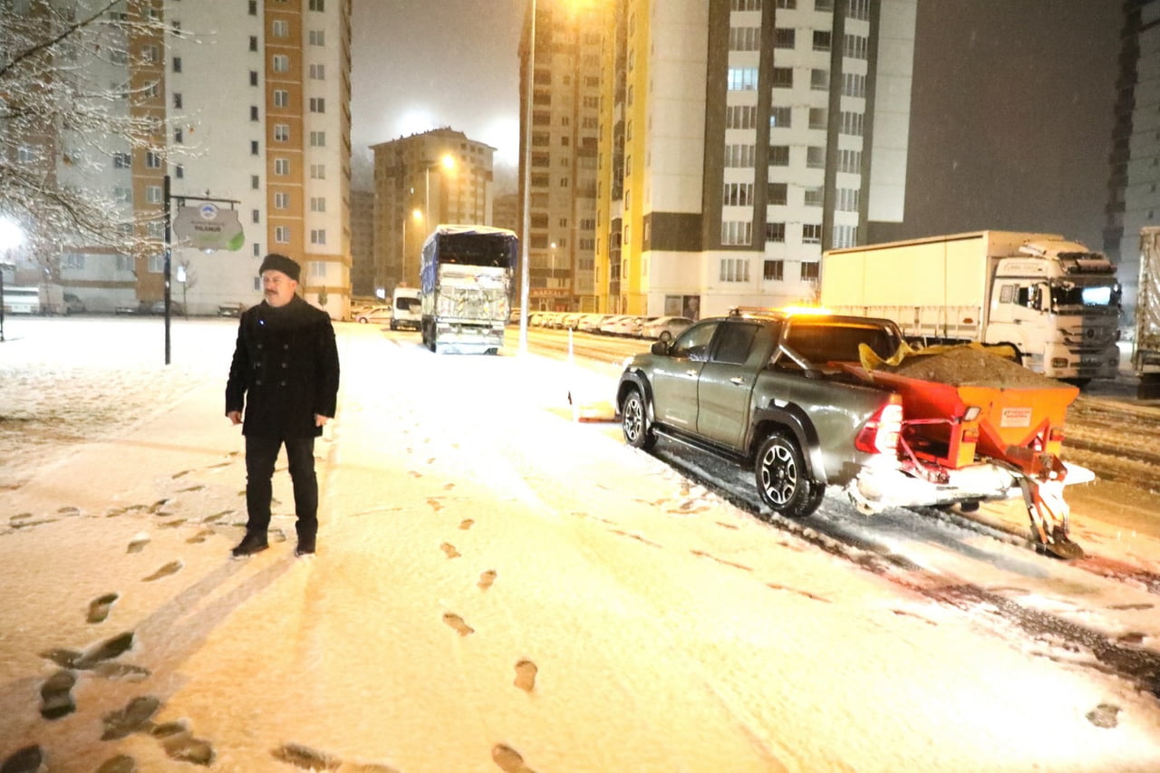 SABAHIN ERKEN SAATLERİNDE EKİPLERİN ÇALIŞMASINA KATILAN MELİKGAZİ BELEDİYE BAŞKANI DOÇ. DR....