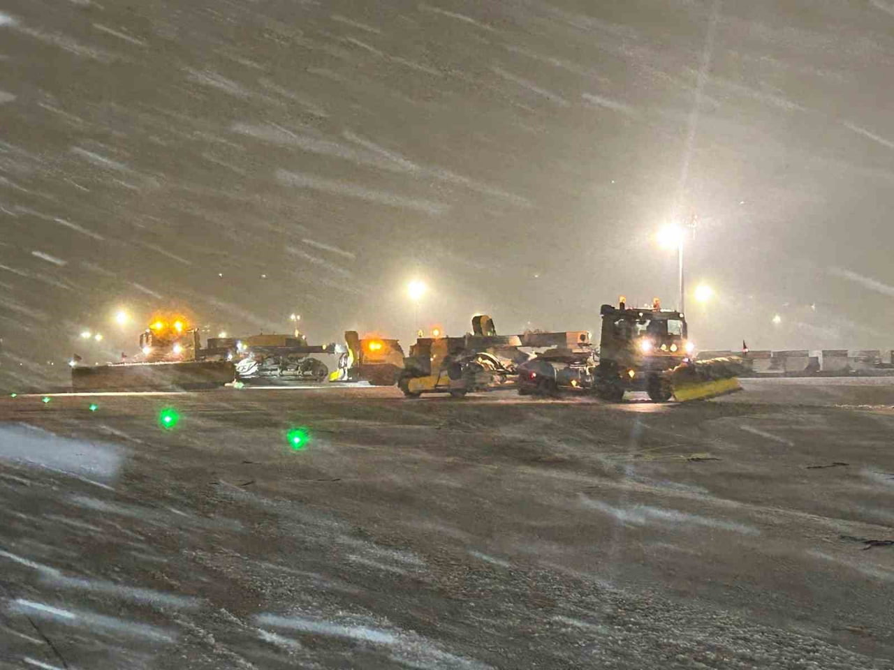 SABİHA GÖKÇEN HAVALİMANI'NDA KAR VE BUZLA MÜCADELE FAALİYETLERİ SÜRÜYOR. HEAŞ’A BAĞLI 72 ADET ÖZEL...