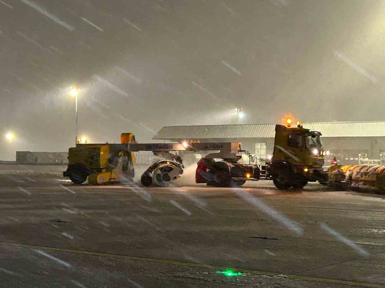 SABİHA GÖKÇEN HAVALİMANI'NDA KAR VE BUZLA MÜCADELE FAALİYETLERİ SÜRÜYOR. HEAŞ’A BAĞLI 72 ADET ÖZEL...