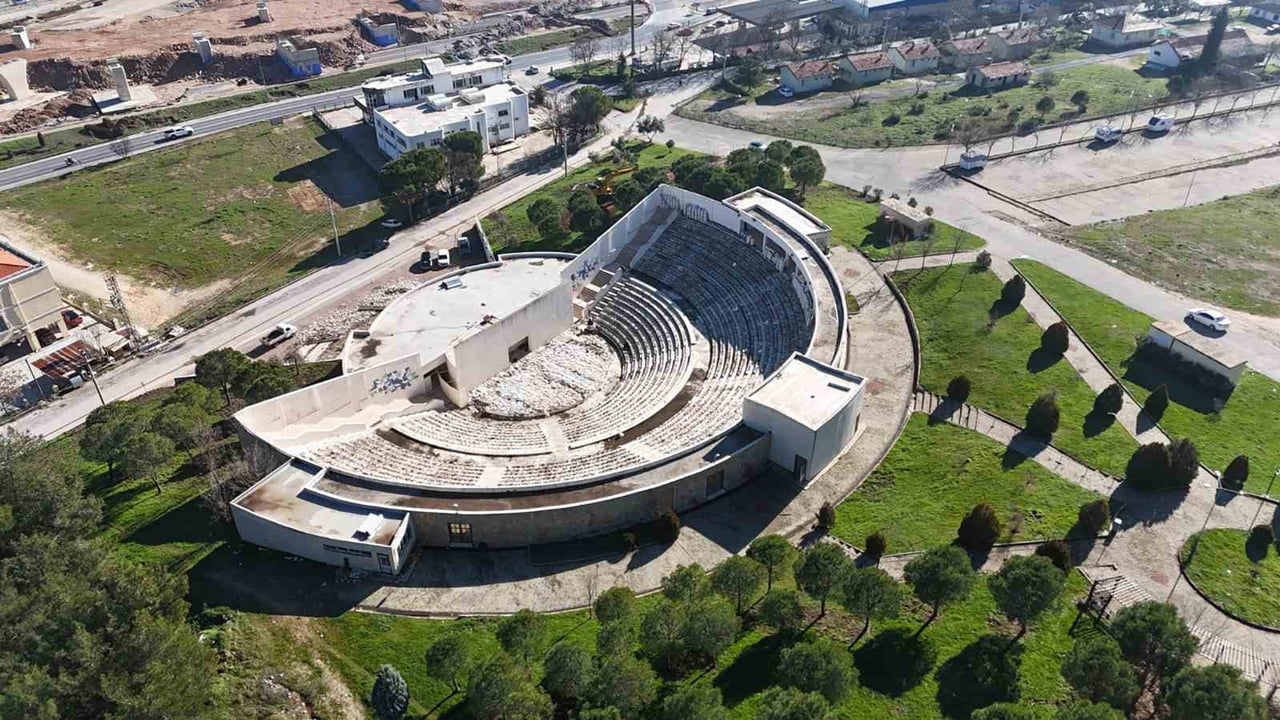 ŞADAN GÖKOVALI AÇIK HAVA TİYATROSU ÇAĞDAŞ BİR YAPIYA KAVUŞUYOR