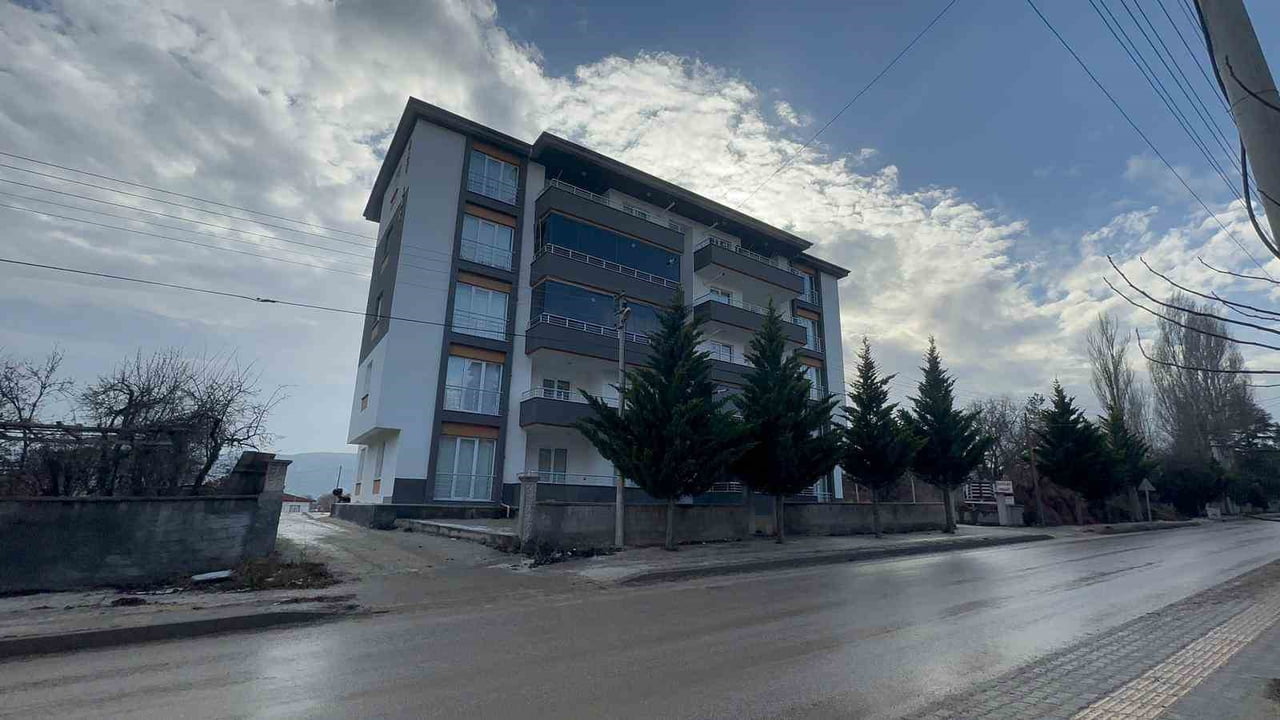 ŞAFAK ÇELİK, BİNANIN 5'İNCİ KATINDAN ATLAYARAK HAYATINA SON VERDİ