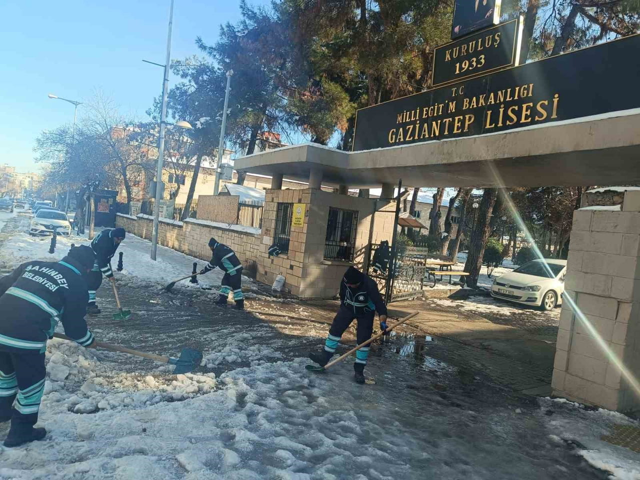 ŞAHİNBEY BELEDİYESİ OKUL ETRAFLARINI VE YOLLARINI TEMİZLEDİ