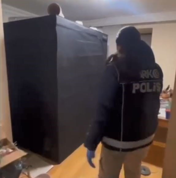 ŞAHISLARIN ADRESLERİNDE YAPILAN ARAMALARDA 205,36 GRAM SKUNK MADDESİ, 20 ADET KENEVİR TOHUMU...