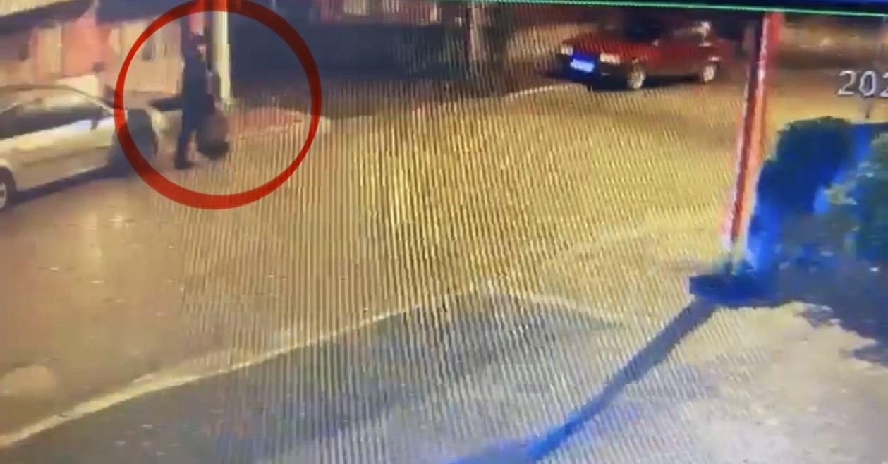 ŞAHSIN UYUŞTURUCU POŞETİNİ TAŞIRKEN GÜVENLİK KAMERASI GÖRÜNTÜSÜ