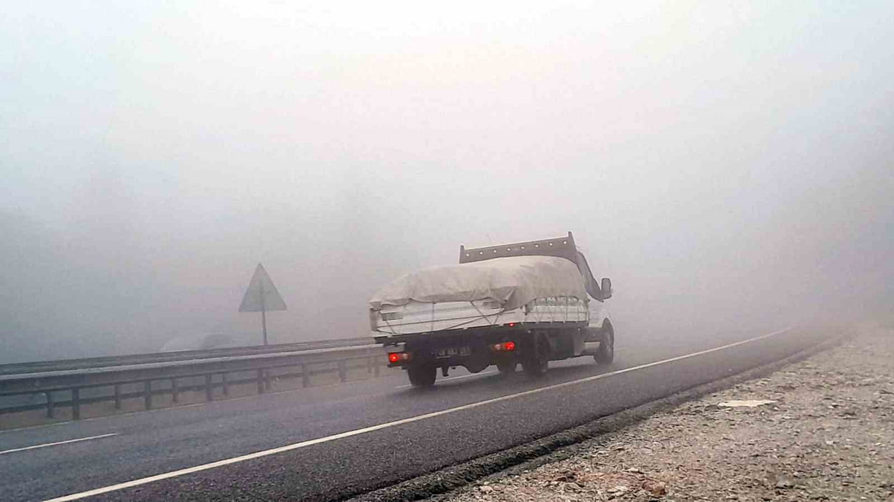 SAKAR RAMPASINDA YOĞUN SİS: GÖRÜŞ MESAFESİ 5 METREYE DÜŞTÜ