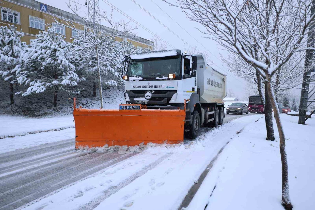 SAKARYA'DA ETKİLİ OLAN KAR YAĞIŞI SONRASI KAPANAN 45 GRUP YOLUNDAN 33’Ü ULAŞIMA AÇILDI. YOL BAKIM...