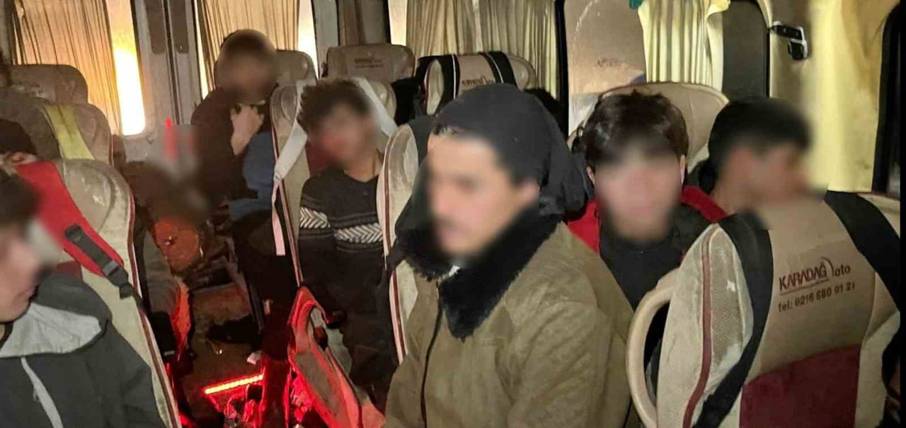 SAKARYA'DA JANDARMA EKİPLERİNCE GERÇEKLEŞTİRİLEN DENETİMLERDE 32 DÜZENSİZ GÖÇMEN YAKALANDI, GÖÇMEN...
