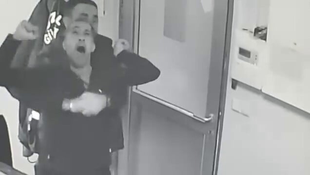 SAKARYA'NIN ADAPAZARI BOĞAZINA YİYECEK TAKILAN YÜZME HAVUZUNDA GÖREVLİ ENGELLİ BİREY, GÜVENLİK...