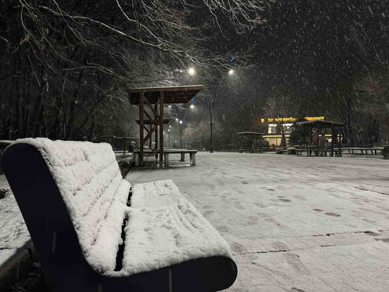 SAKARYA'NIN YÜKSEK KESİMLERİNDE ETKİLİ OLAN KAR YAĞIŞI ŞEHİR MERKEZİNDE DE BAŞLADI. LAPA LAPA...