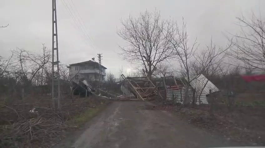 SAKARYA’DA ETKİLİ OLAN ŞİDDETLİ RÜZGAR HENDEK İLÇESİNDE HAYATI OLUMSUZ ETKİLEDİ. BİR AĞACI EVİN...