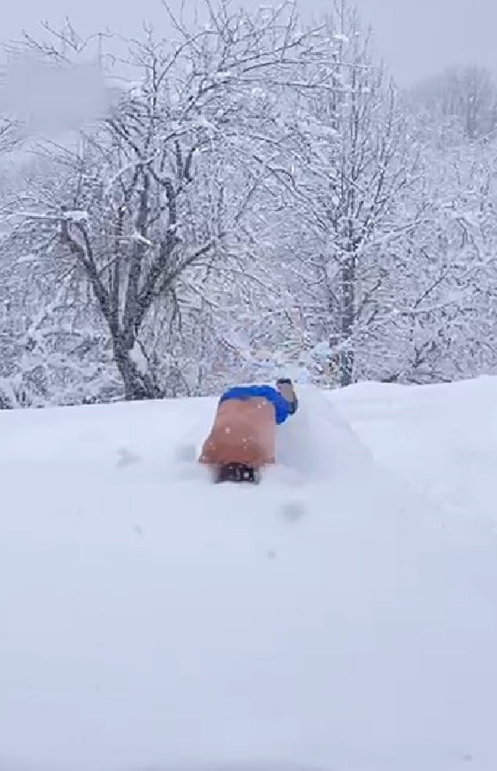 SAKARYA’DA YAŞAYAN BİR KİŞİ, EKSİ 10 DERECE SOĞUĞA ALDIRMADAN ŞORTUYLA KARDA YÜZMEYE...