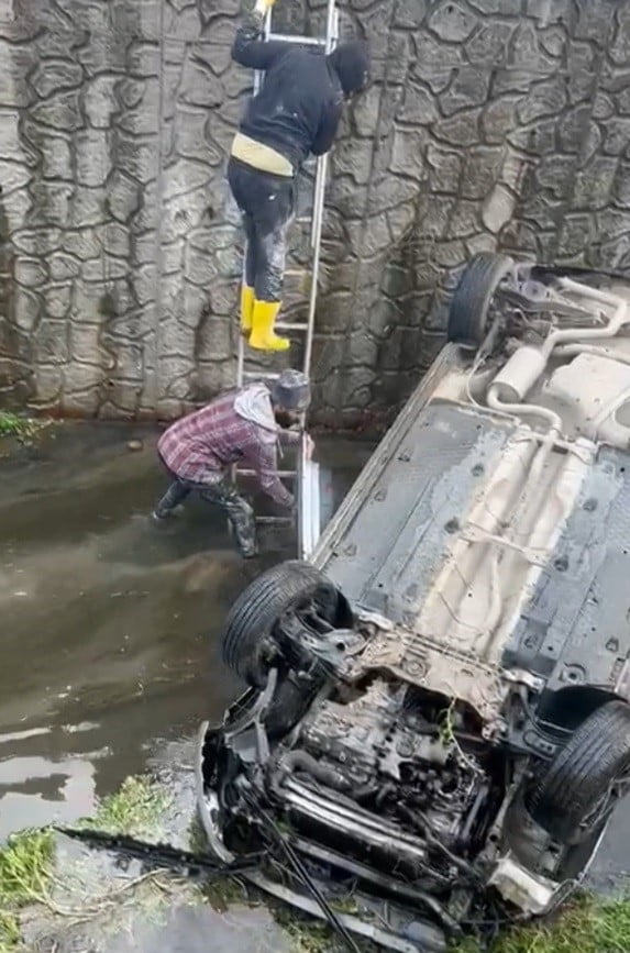 SAKARYA’NIN AKYAZI İLÇESİNDE BİR OTOMOBİL, DİREKSİYON HAKİMİYETİNİ KAYBEDEREK YOL KENARINDAKİ SU...