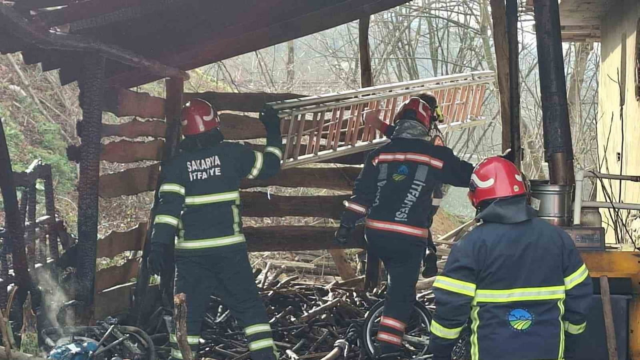 SAKARYA’NIN AKYAZI İLÇESİNDE TEK KATLI EVİN BİTİŞİĞİNDE BULUNAN ODUNLUKTA ÇIKAN YANGIN İTFAİYE...