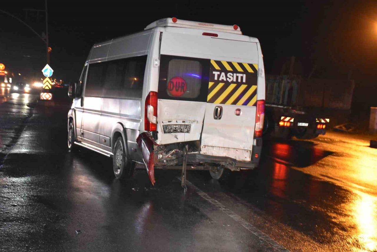 SAKARYA’NIN HENDEK İLÇESİ D-100 KARA YOLUNDA OTOMOBİL İLE SERVİS MİNİBÜSÜNÜN ÇARPIŞMASI...