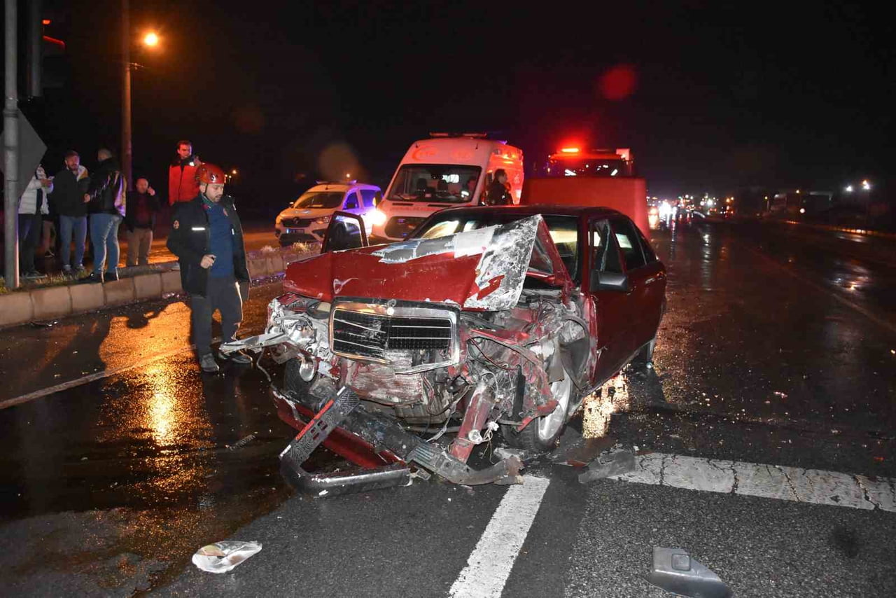 SAKARYA’NIN HENDEK İLÇESİ D-100 KARA YOLUNDA OTOMOBİL İLE SERVİS MİNİBÜSÜNÜN ÇARPIŞMASI...