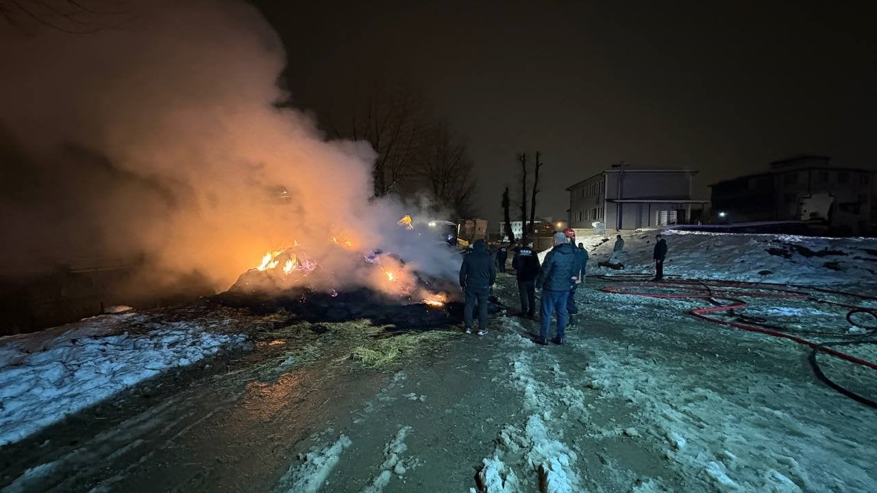 SAKARYA’NIN HENDEK İLÇESİNDE PARK HALİNDE DURAN KAMYONUN KASASINDA BULUNAN SAMANLAR ALEV ALEV...