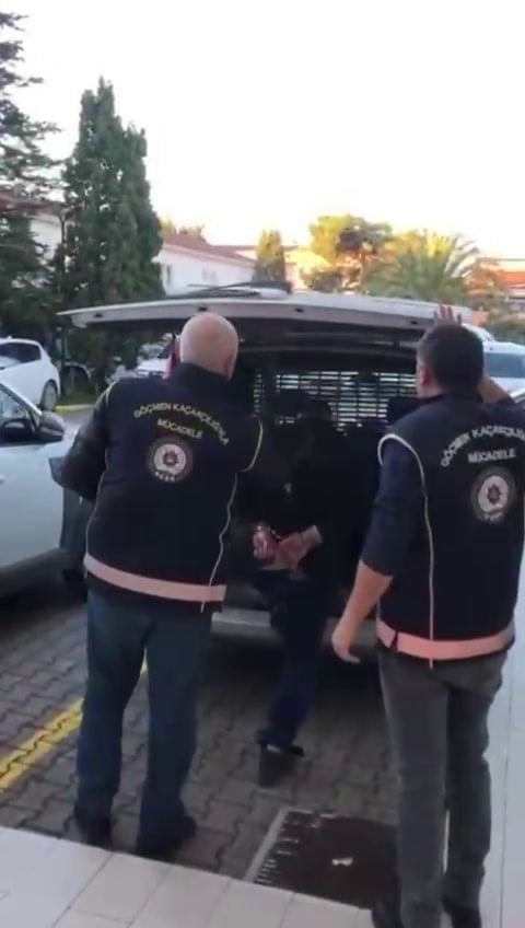 SAKARYA’NIN HENDEK İLÇESİNDE POLİS EKİPLERİNCE DURDURULAN MİNİBÜSTE DETERJAN KUTULARIYLA...