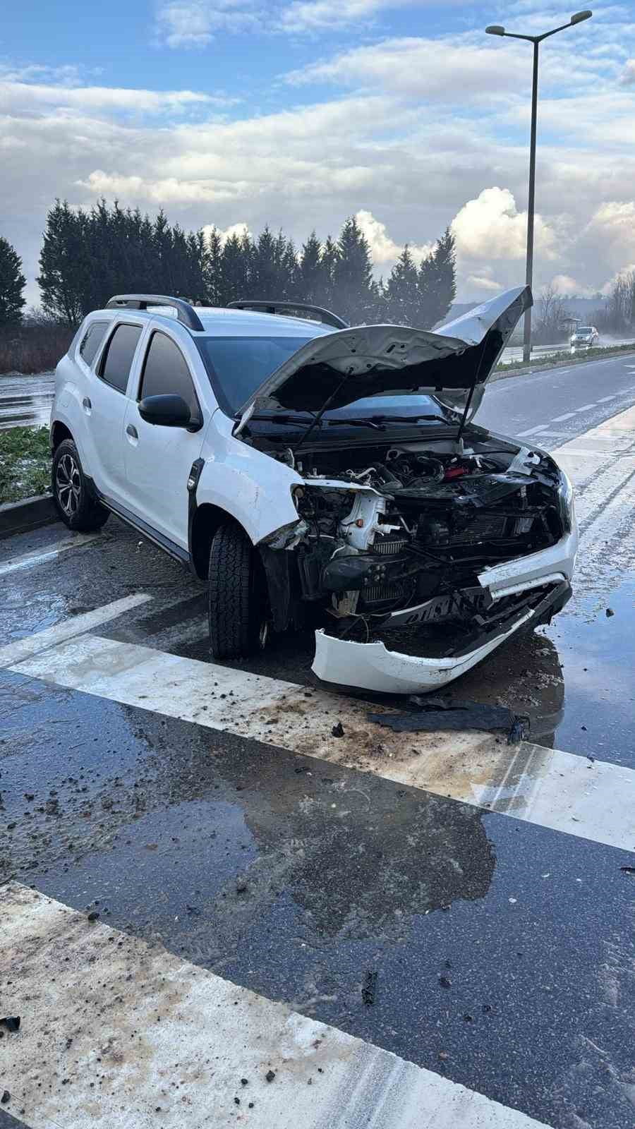 SAKARYA’NIN KARASU-ADAPAZARI YOLU ÜZERİNDE MEYDANA GELEN KAZADA, YAĞIŞ NEDENİYLE KAYGANLAŞAN YOLDA...