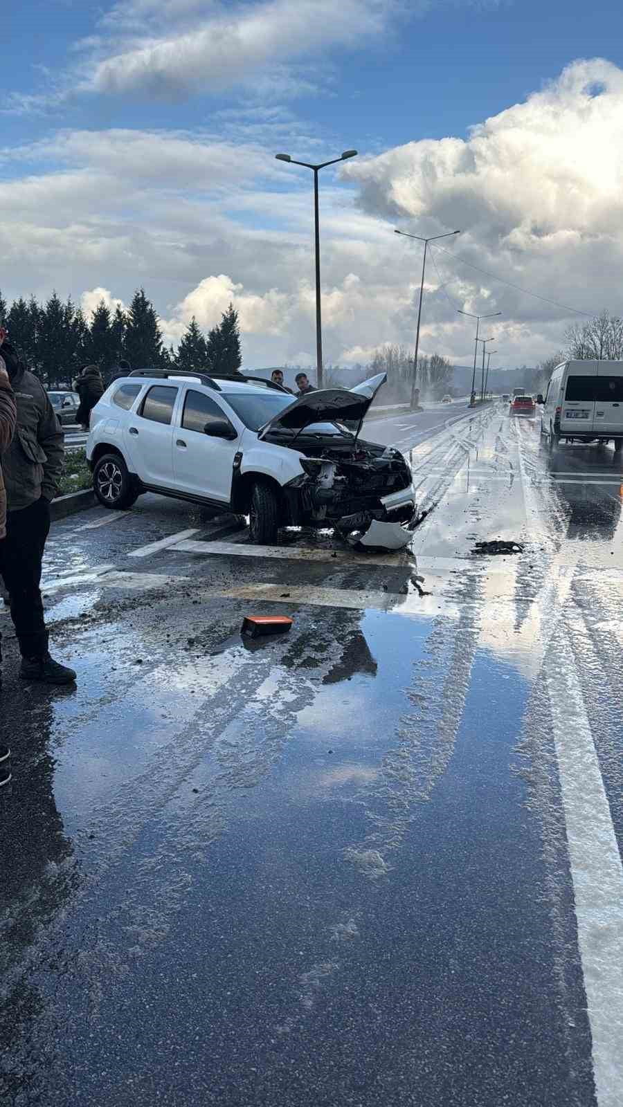 SAKARYA’NIN KARASU-ADAPAZARI YOLU ÜZERİNDE MEYDANA GELEN KAZADA, YAĞIŞ NEDENİYLE KAYGANLAŞAN YOLDA...