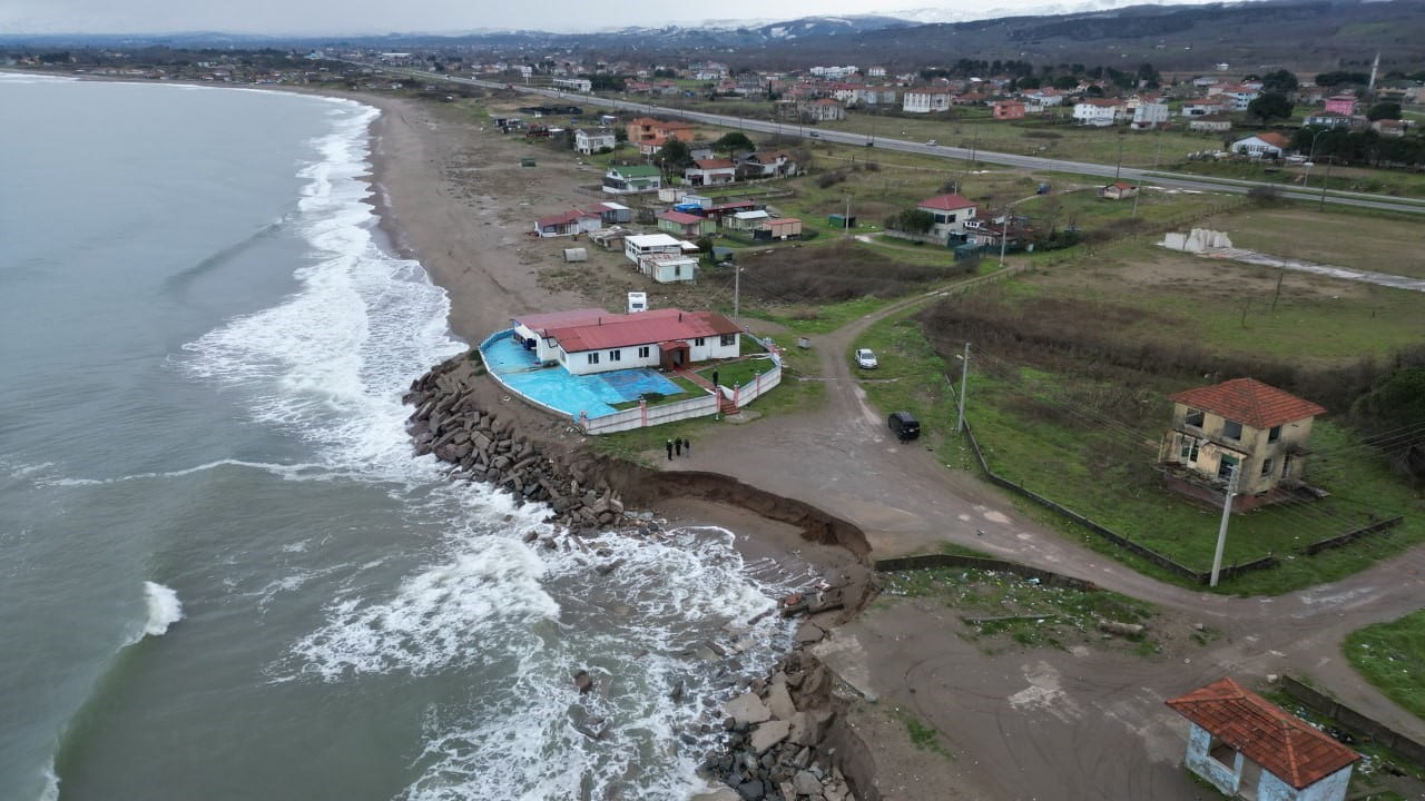 SAKARYA’NIN KARASU İLÇESİNDE MEYDANA GELEN KIYI EROZYONU NETİCESİNDE KARADENİZ’E KIYISI OLAN...