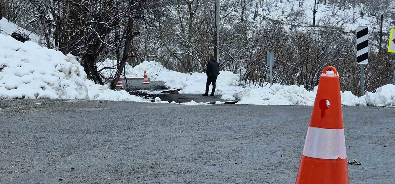 SAKARYA’NIN KOCAALİ İLÇESİNDE MAHALLE BAĞLANTI YOLUNDA MEYDANA GELEN HEYELAN SEBEBİYLE ULAŞIM...