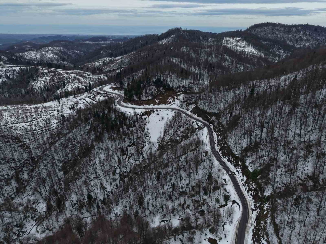 SAKARYA’NIN KOCAALİ VE HENDEK İLÇELERİ ARASINDA KALAN VE KARLA KAPLANAN 900 RAKIMLI ÇAM DAĞI’NDAKİ...