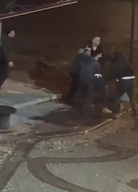 SAKARYA’NIN SAPANCA İLÇESİNDE ALACAK-VERECEK ANLAŞMAZLIĞI SEBEBİYLE ÇIKAN SİLAHLI KAVGADA KOL VE...