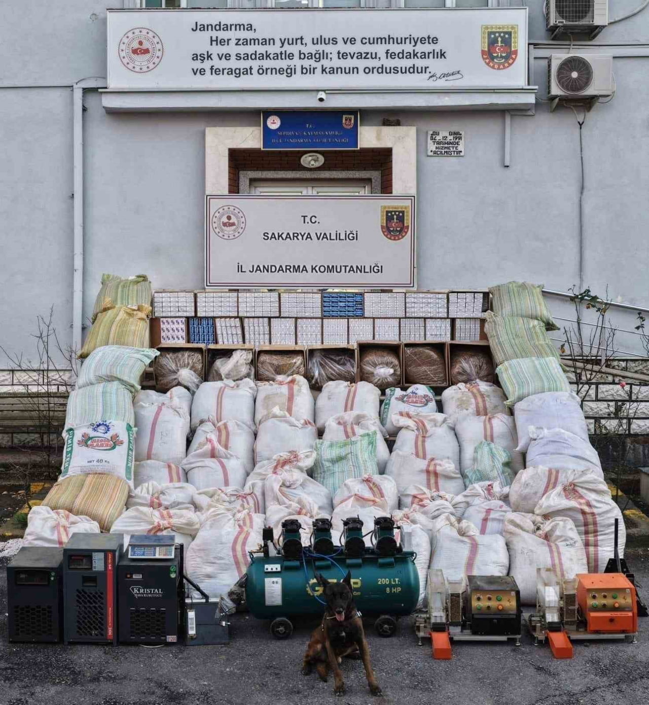 SAKARYA’NIN SERDİVAN İLÇESİNDE JANDARMA EKİPLERİNCE YAPILAN KAÇAKÇILIK OPERASYONUNDA 3 TON 100...