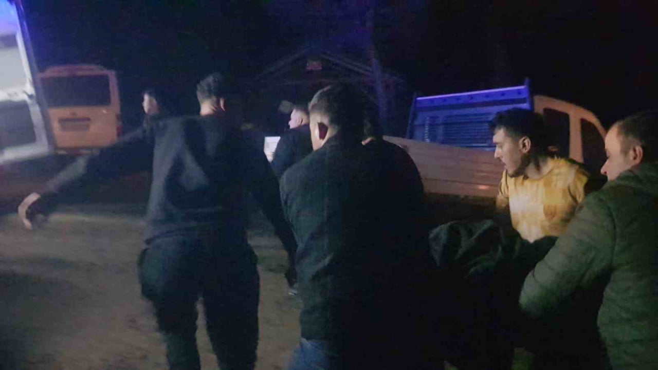 SAKARYA’NIN TARAKLI İLÇESİNDE ORMAN YANGINLARINDA ZARAR GÖREN AĞAÇLARI TAŞIYAN TIRIN DEVRİLMESİ...