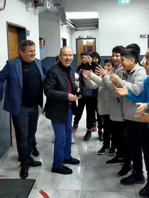 SAMSUN'DA BİR ORTAOKULDA GÖREV YAPAN 42 YILLIK TÜRKÇE ÖĞRETMENİ, ÖĞRENCİLERİNİN ALKIŞLARI...