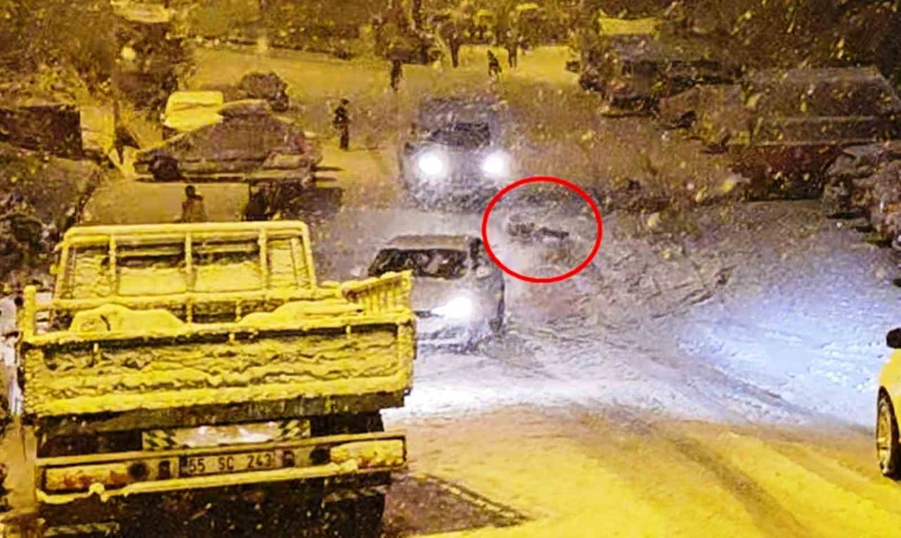 SAMSUN'DA BİR SÜRÜCÜ JİPİYLE KARLI YOL ÜZERİNDE DRİFT ATARKEN, YOKUŞTAN KAYAN ÇOCUKLAR İSE YOLDAN...