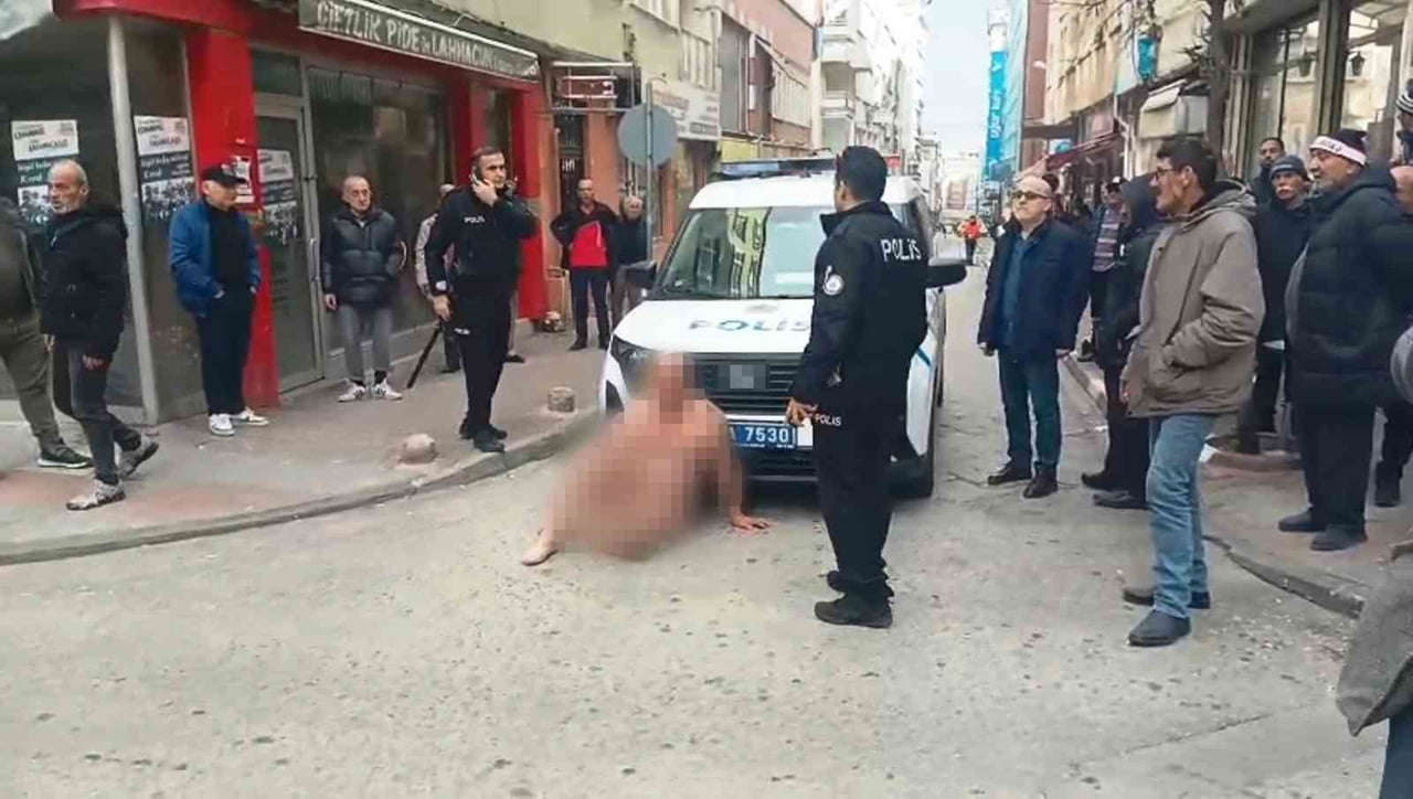 SAMSUN'DA ÇIRILÇIPLAK ŞEKİLDE CADDEDE DOLAŞAN 50'Lİ YAŞLARDA BİR ERKEK ŞAHIS, ÇEVREYE RAHATSIZLIK...
