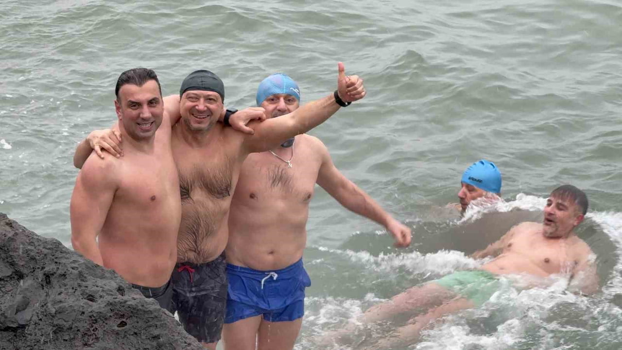 SAMSUN'DA FARKLI YAŞ VE MESLEK GRUPLARINDAN OLUŞAN YAKLAŞIK 10 KİŞİLİK BİR ARKADAŞ GRUBU, YENİ...