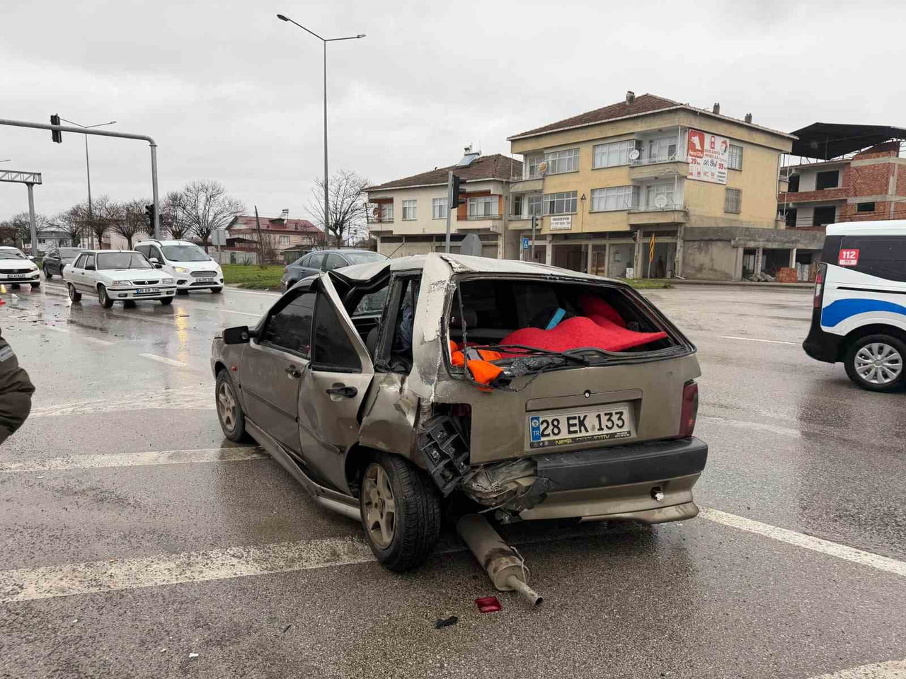 SAMSUN'DA KIRMIZI IŞIKTA DURAMAYAN OTOBÜSÜN, ÖNÜNDEKİ OTOMOBİLE ÇARPTIĞI KAZADA 4 KİŞİ...