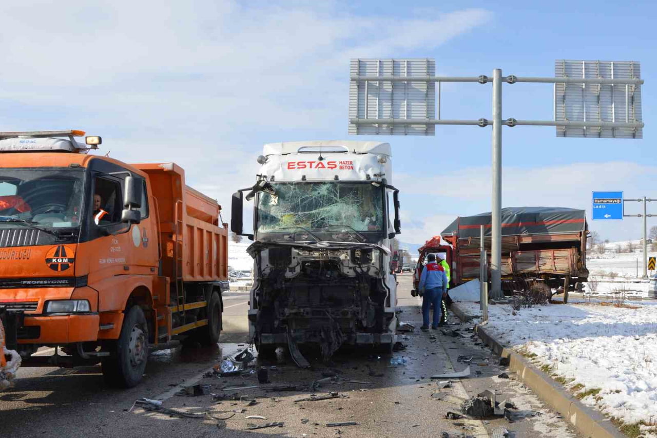 SAMSUN'UN HAVZA İLÇESİNDE TIR İLE KAMYONETİN KARIŞTIĞI TRAFİK KAZASINDA 2 KİŞİ YARALANDI.