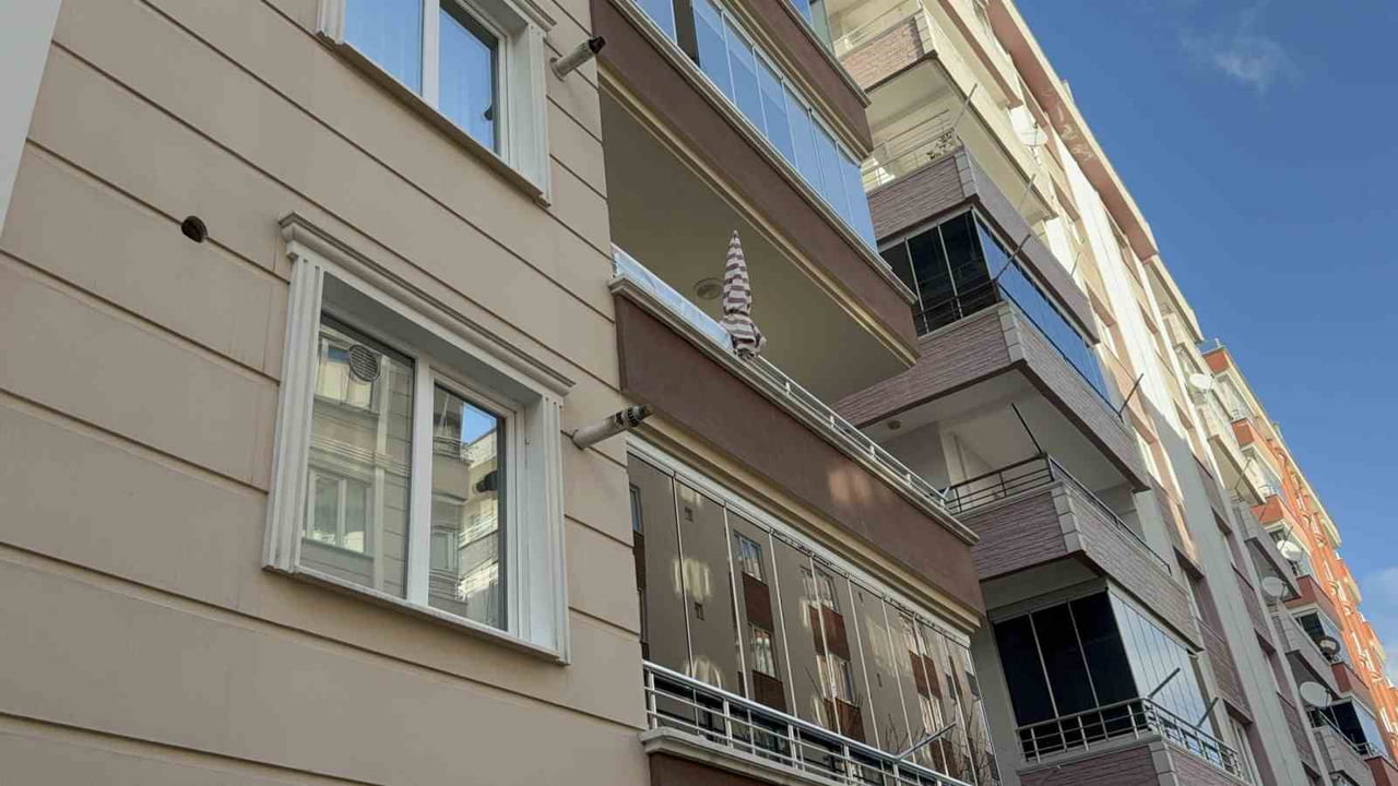 SAMSUN’DA BALKONDAN DÜŞEN 70 YAŞINDAKİ KADIN, KALDIRILDIĞI HASTANEDE HAYATINI KAYBETTİ.