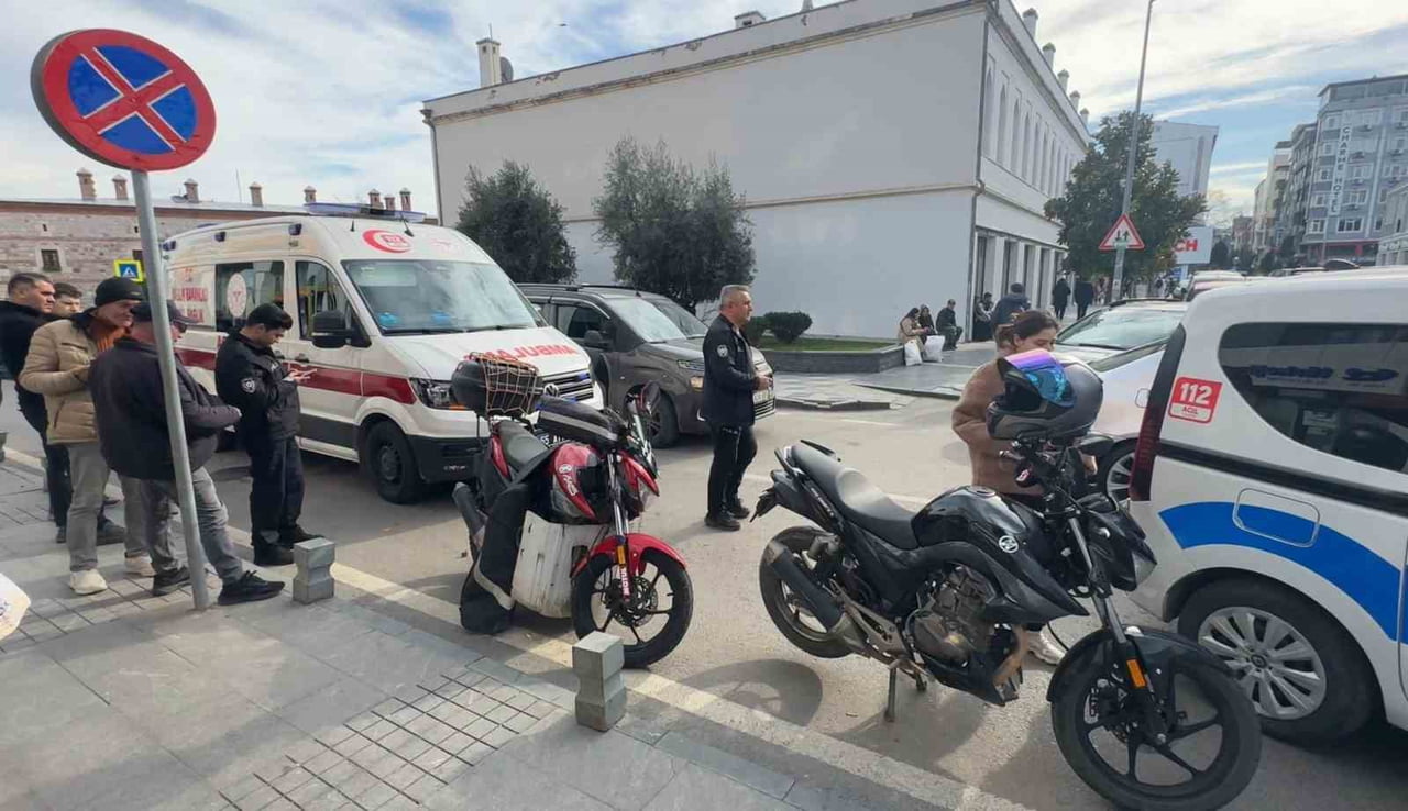 SAMSUN’DA CADDE ÜZERİNDE YAYALARA YOL VERMEK İÇİN DURAN İKİ MOTOSİKLETE, ARKADAN GELEN SUV TİPİ...