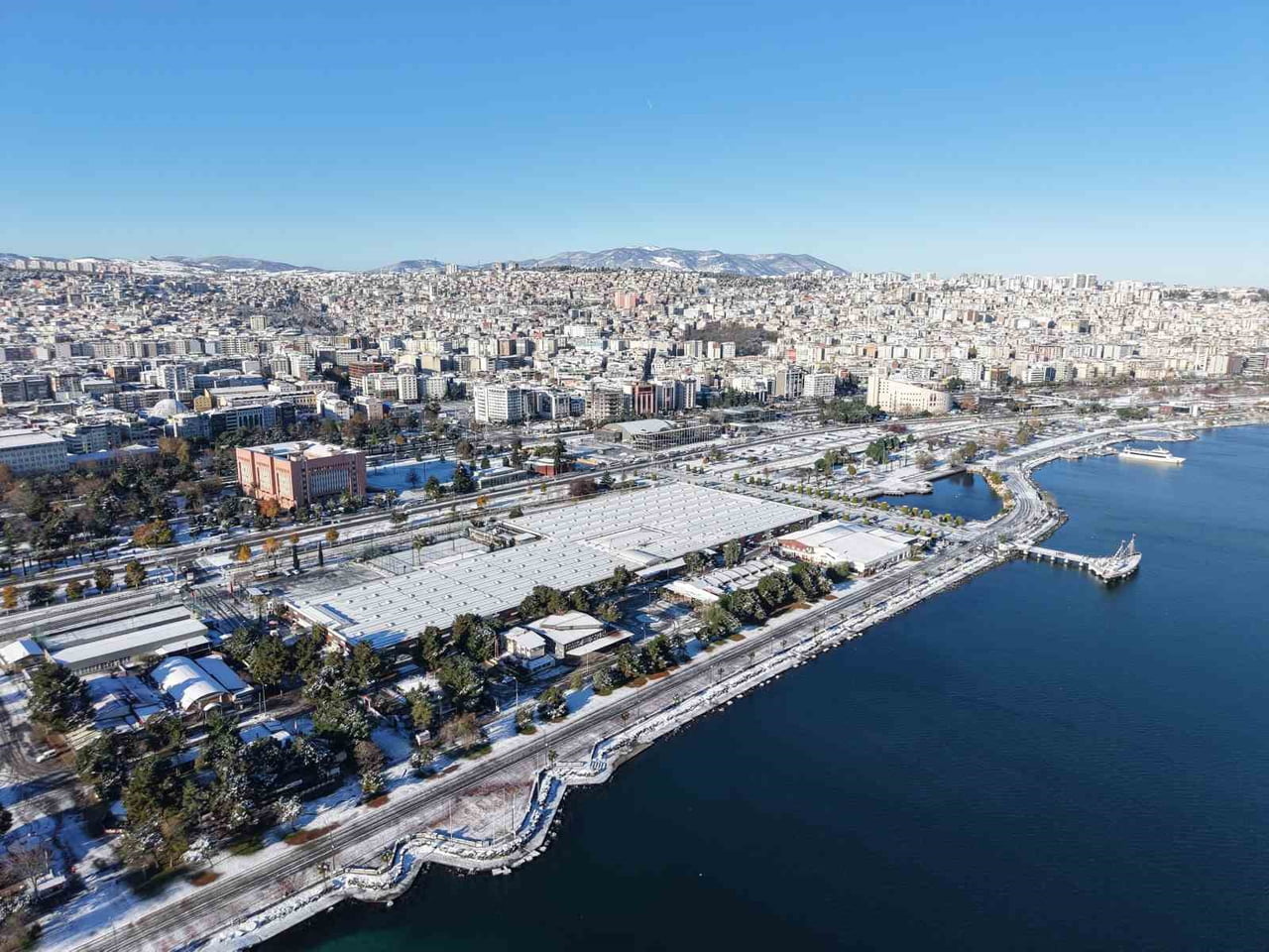 SAMSUN’DA DÜN AKŞAM ETKİLİ OLAN KAR YAĞIŞININ ARDINDAN KENT GENELİNDE OLUŞAN KAR MANZARALARI SABAH...