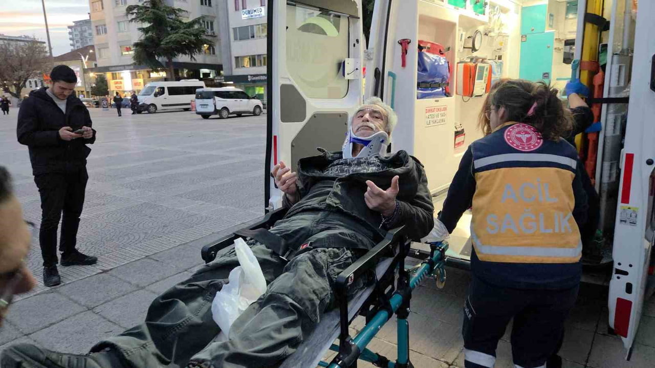 SAMSUN’DA İÇTİĞİ ALKOLÜN ETKİSİYLE OTURDUĞU BANKTAN YERE YIĞILAN ADAMI VATANDAŞLAR AYILTAMAZKEN...