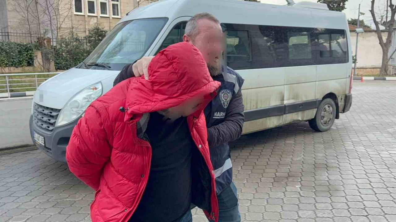 SAMSUN’DA NARKOTİK EKİPLERİNCE DÜZENLENEN OPERASYONDA KOKAİN İLE YAKALANAN F.T.(48) ÇIKARILDIĞI...